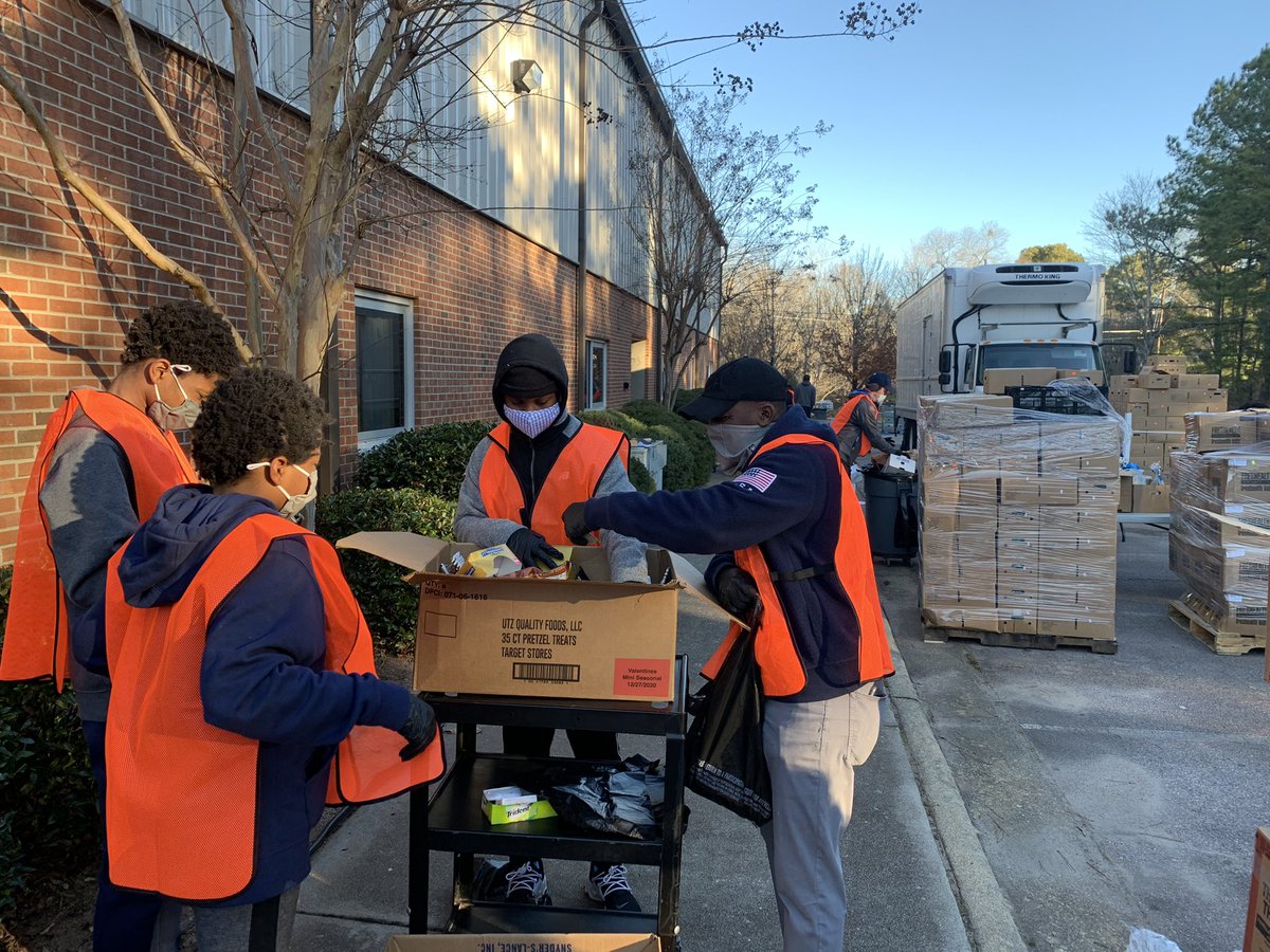 raleighpolice's tweet photo. Officers from our southeast district are helping with a Mobile Food Market Grocery Distribution at Abundant Life Church today. https://t.co/HISRBpI5w7