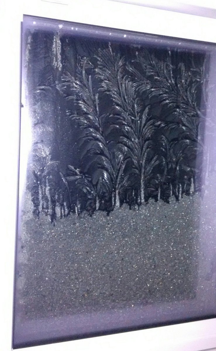 wildlakesrunner's tweet photo. Snow and ice patterns on the kitchen velux window last night...with and without flash ❄❄❄ #icepattern https://t.co/iWLuM0OxBm