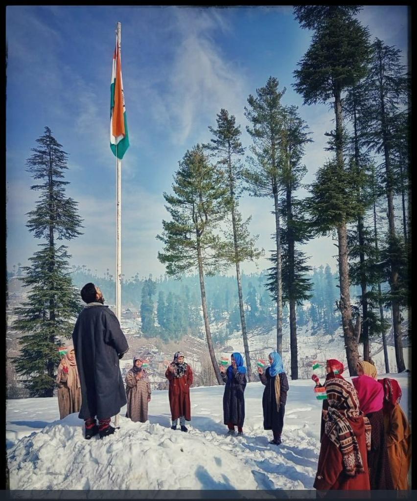 ibnkmr's tweet photo. Tujhpe koi gham ki aanch aane nahin doo
Kurbaan meri jaan tujhpe, shaad rahe tu
This is My Kashmir,
TANDING PROUDLY UNDER THE TIRANGA
🇮🇳🇮🇳🇮🇳
#NayaKashmir
#peaceinvalley
#India https://t.co/X4OOicrzQF