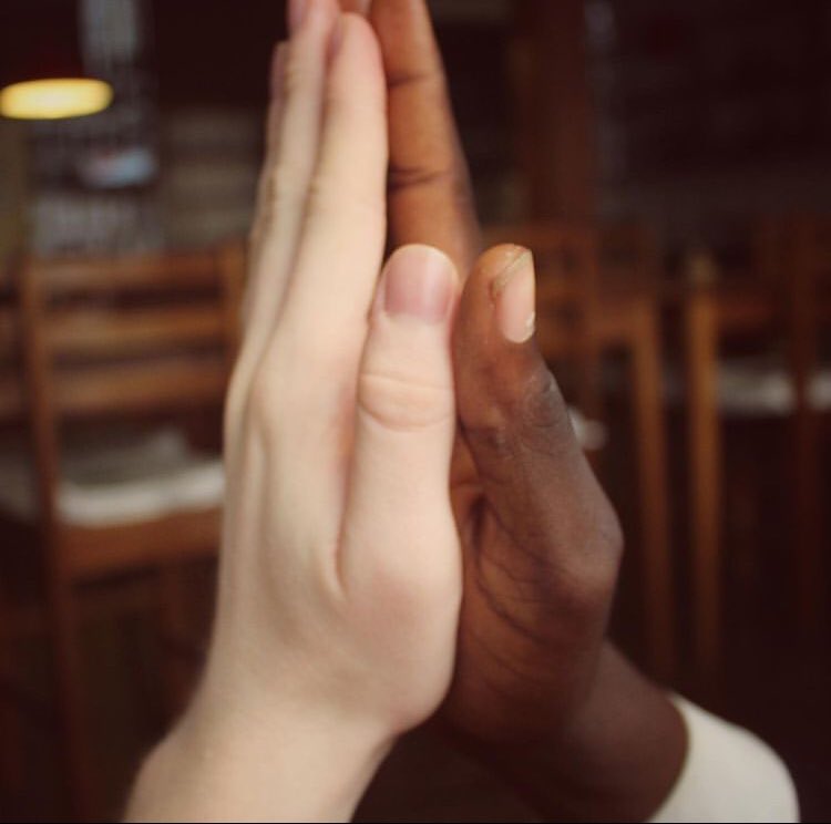 Malheureusement, c’est en grandissant que je me suis rendu compte que d’autres personnes grandissaient également avec cette même peur et ces mêmes préjugés.À 17ans, j’avais eu le béguin pour une personne et je le lui avait avoué. Elle m’a clairement répondu qu’elle avait peur..