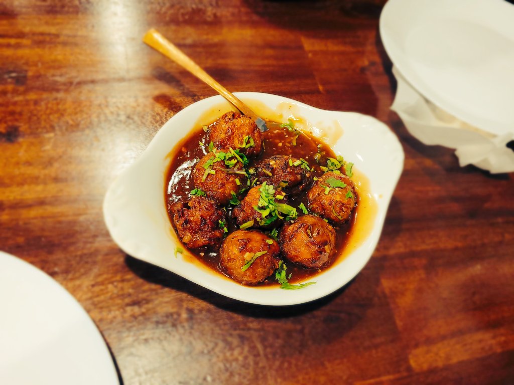 ShubhraChandra's tweet photo. Calories don't count at happy hour! https://t.co/erkuKRjCQw