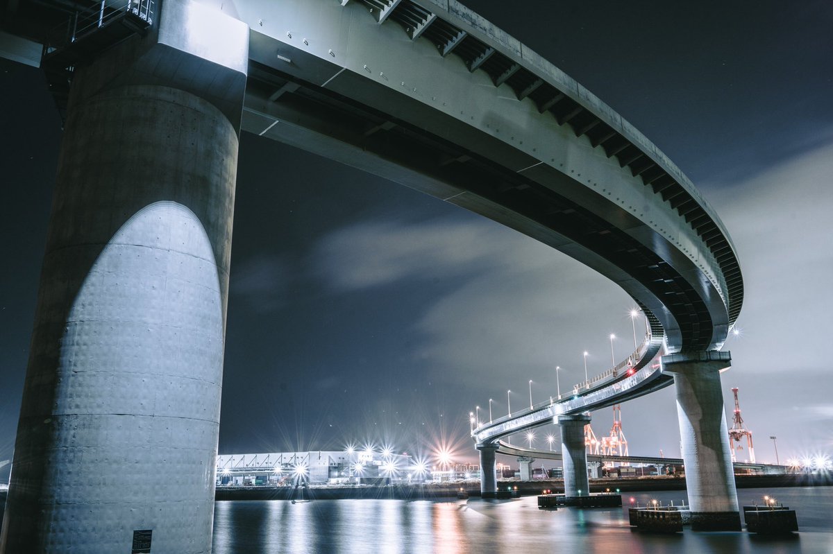 四日市の海にそびえる曲線美