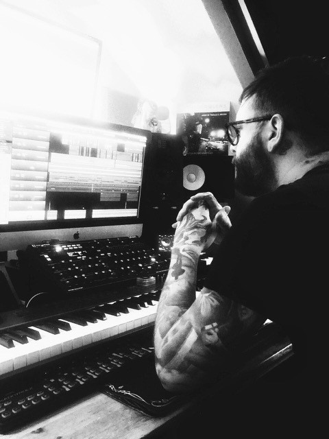 “The Halo is the ‘go-to’! Honestly, I have one at home and I have one in the studio and I don’t record vocals without it, ever. ” <a href="/tom24hourmusic/">thømas e. brown 🎼🎚</a>

Read our exclusive interview with EMMY Award-winning composer and producer Thomas E Brown
astonmics.com/EN/artist-deta…

#AstonFamily