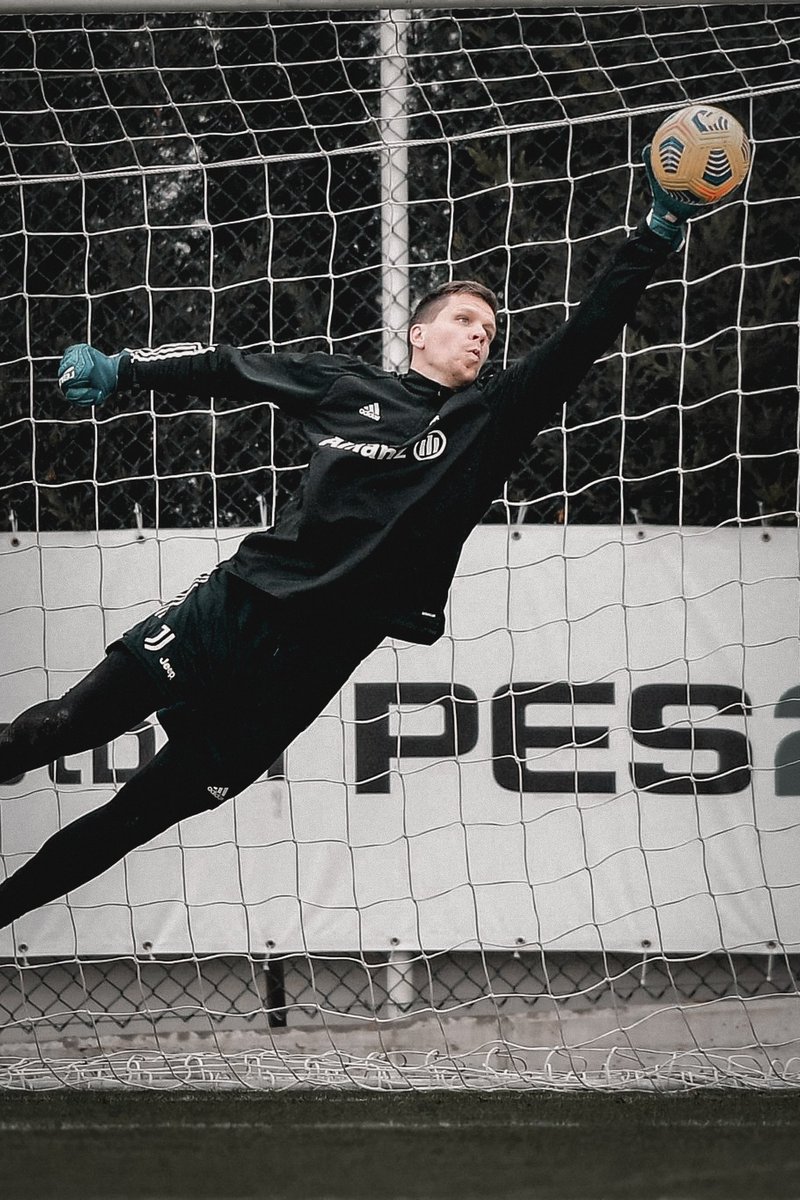 JuventusHQ's tweet photo. Wojciech Szczesny 
#TrainingPics #JHQ

The most underrated GK in the world https://t.co/fO6rvBkRdj