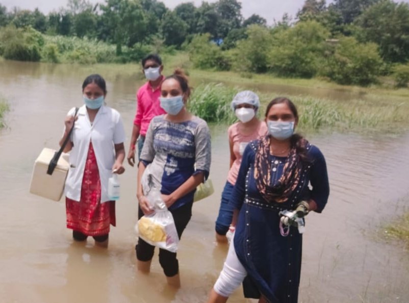 કોરોના ની મહામારી વખતે ઉનાળાની ભીષણ ગરમી માં પીપીઈ કીટ પહેરી ને પરસેવે રેબઝેબ થઈ ને ,ચોમાસામાં વરસાદ મા અમુક સ્થળોએ પાણી ભરાઈ જતાહતા ત્યાં પણ અમે પાણીમાં ચાલતા જઈને કોવિડ ટેસ્ટ કરતા હતા, અમારીજાત ને લોકોની સેવા મા સમપિતૅ કરી દીધી સરકાર ને વિનંતી કે અમને ગ્રેડપે વધારી અમારો હક આપો