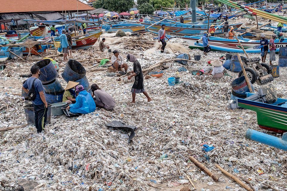 'Rubbish season' is underway in Bali as plastic covers the country's beaches in what is now becoming an annual event attributed to ocean pollution and monsoons. Some beaches are being flooded with up to 60 tonnes of plastic rubbish every day.

Read more 👉 buff.ly/38X2qdC