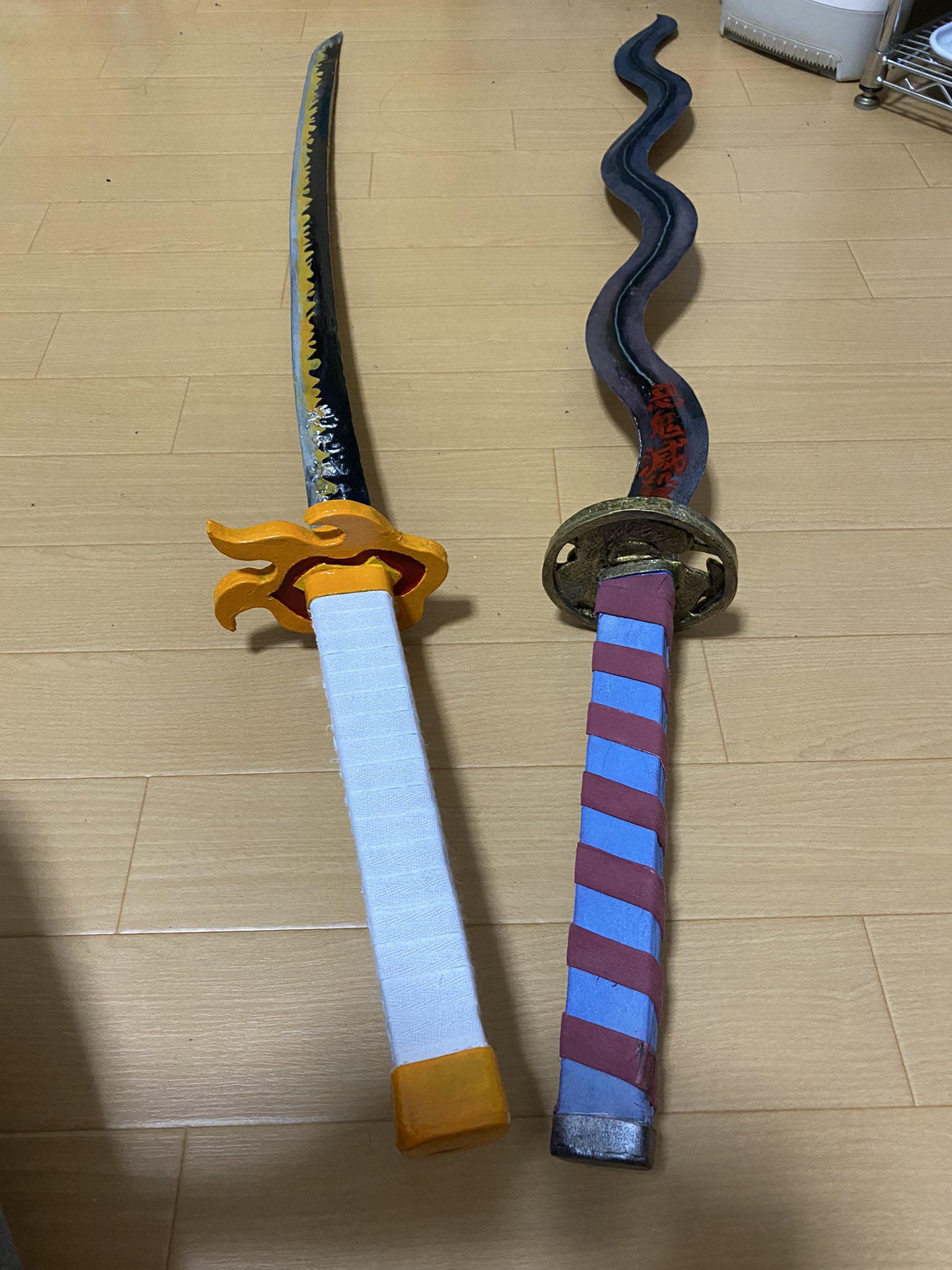 Joke R 日輪刀 2本作ってみた 趣味の押し売りで お友達夫婦の推しを聞いてからの作成 お友達にあげたら すごく喜んでたー 鬼滅の刃 伊黒小芭内 煉獄杏寿郎 日輪刀 コスプレ T Co Zra1mewcex Twitter