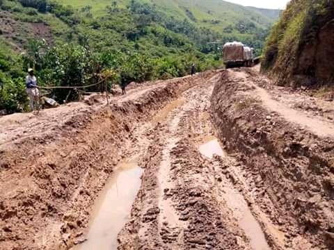 FreddyTendilon5's tweet photo. #Bukavu_Mwenga: franchement avec cet état de RNL2,  je me pose la question de savoir les rôles des notables du sud-Kivu et particulièrement Lega dans la politique ! La route Bukavu - kamituga🤭🤦😥 https://t.co/CSyRhHleOv