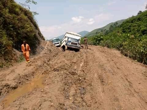 FreddyTendilon5's tweet photo. #Bukavu_Mwenga: franchement avec cet état de RNL2,  je me pose la question de savoir les rôles des notables du sud-Kivu et particulièrement Lega dans la politique ! La route Bukavu - kamituga🤭🤦😥 https://t.co/CSyRhHleOv