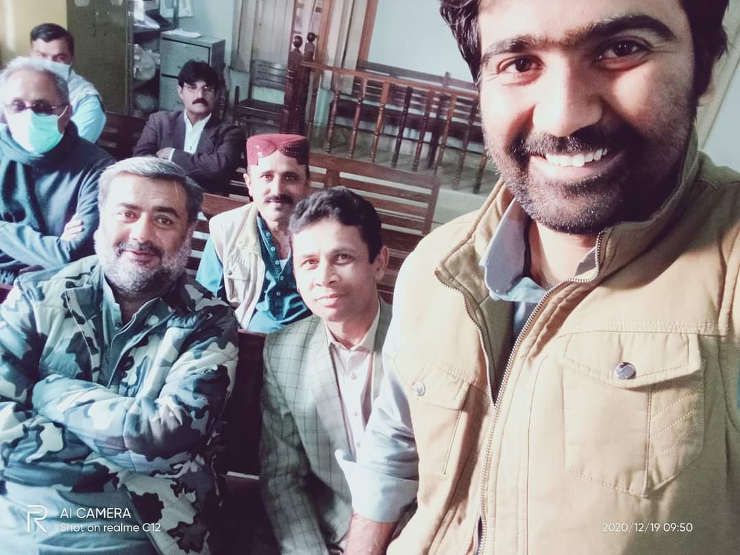 MeerNadar4's tweet photo. سرادر چانڈیو کی شکل دیکھنے کے قابل ہے وہ  مسکرا کر ایک خامو�� پیغام دے رہا ہے کے میرے خلاف جسنے آواز اٹھائی اسکا حشر بھی @UmeRubabchandio   کے خاندان جیسا ہوگا۔ اور افسوس کی بات یہ ہے کے یہ پیغام کورٹ سے بیٹھ کر دیا جارہا ہے۔
ہمیں آج بھی کورٹس پر اعتماد ہے اور انصاف کی جیت ہوگ https://t.co/WOEB6qFhAL