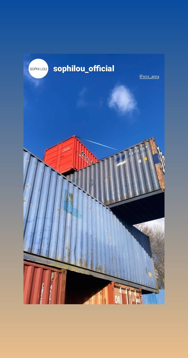 StadslabXYZArea's tweet photo. Ons bouwwerk blijft niet onopgemerkt. Kom gerust eens kijken, al wandelend en op gepaste afstand, bij de Esdoornstraat 3 in Zwolle.

#Zwolle #lockdown #naarbuiten #wandelen #bezichtigen #bekijken #verkendestad #opavontuur #opeigenbodem #kunst #cultuur #rafelrand #Overijssel https://t.co/iAeIHiV3dN