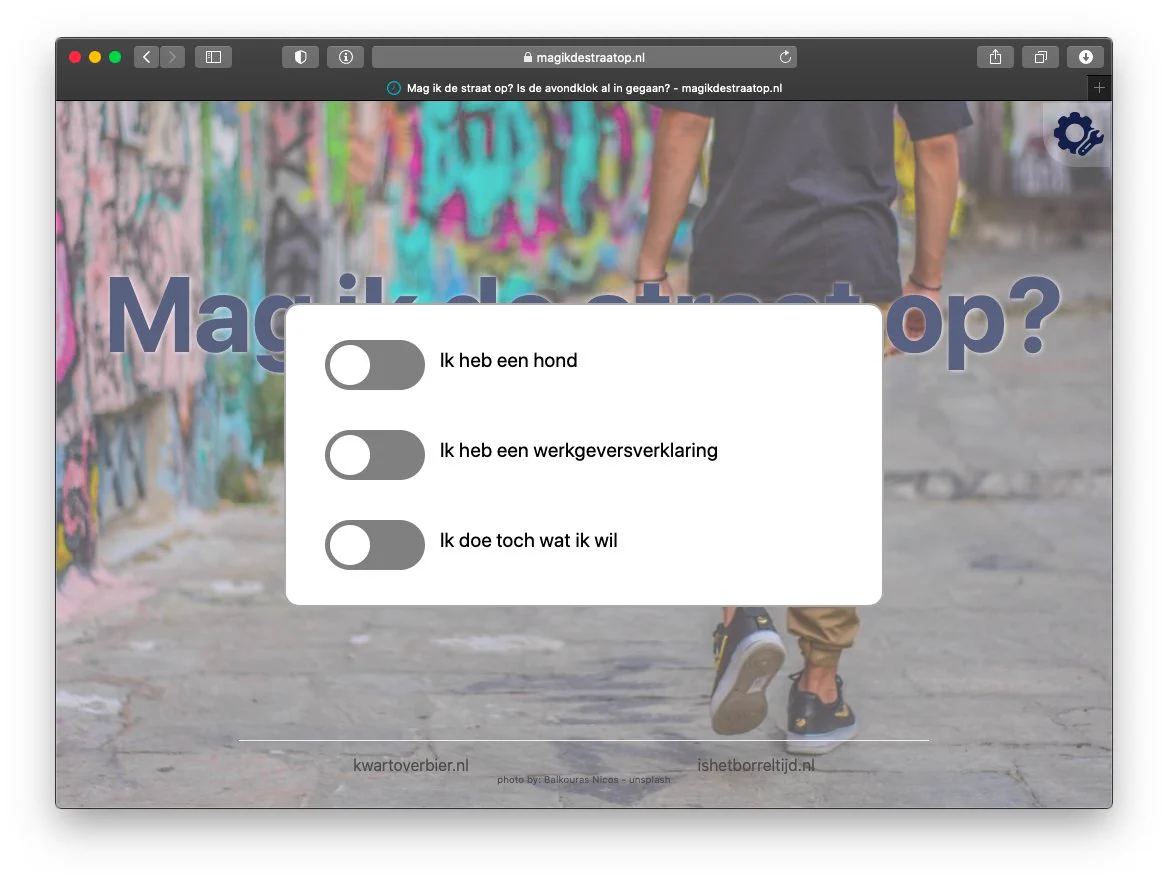 Scherprint van de instellingen op de site magikdestraatop.nl, een website die aangeeft of je de straat op mag in Nederland. Dit in verband met de tijdelijke avondklok die verspreiding van het virus tegen zou moeten gaan.