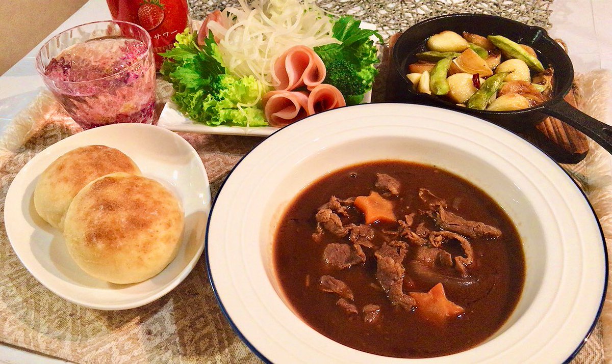 まんぢ 在 Twitter 上 今日の献立 ビーフシチュー にんにくand枝豆オイル焼き ミルクパン セロリ盛盛サラダ 寒い とにかく温まるものを と長男からのリクエストでビーフシチュー おうちごはん 料理好きな人と繋がりたい Twitter家庭
