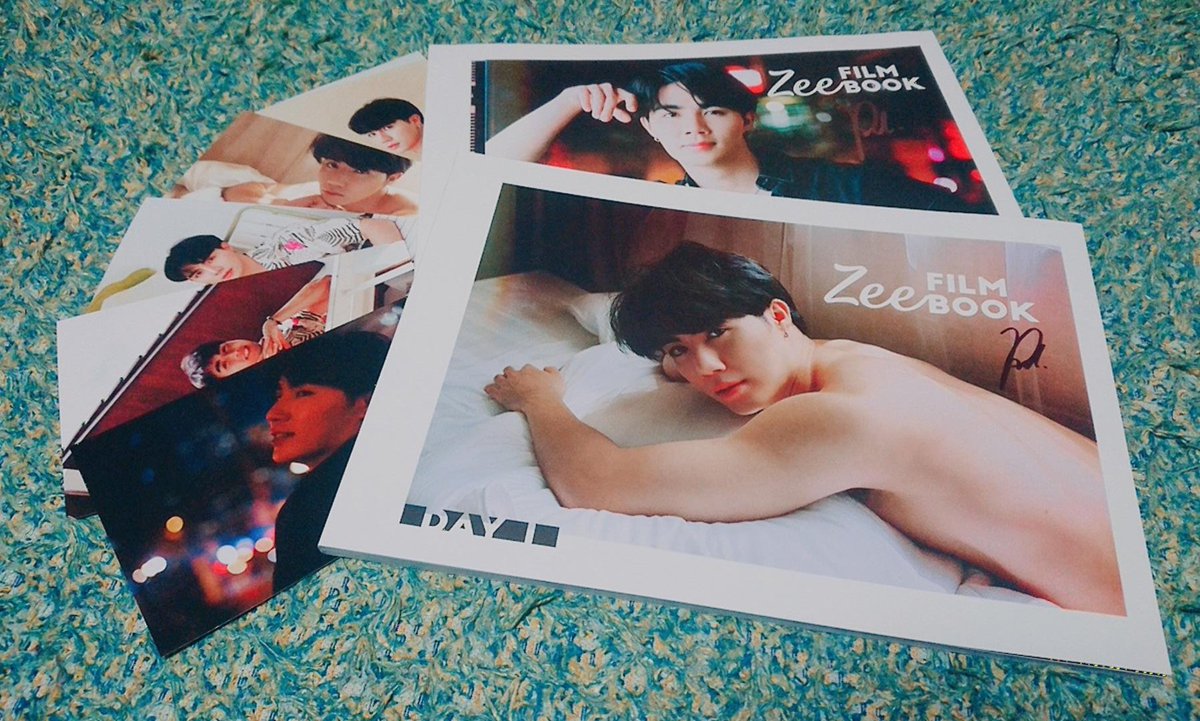 aurelia_Ree's tweet photo. 仕事から帰ったらっ!!!!!!待ちに待ったぷるっくの写真集がっ!!!!!!!ちょっと嬉しすぎて無理です!!!!!!!!!ちらっと見たけど思ってた1000
000倍やばくてもうやばいしか出てきません。口角上がりすぎて痛いです。毎日熟読しますっっっっ
#ZeeFilmBook
#ZeePruk https://t.co/Q8bEsdvH0w