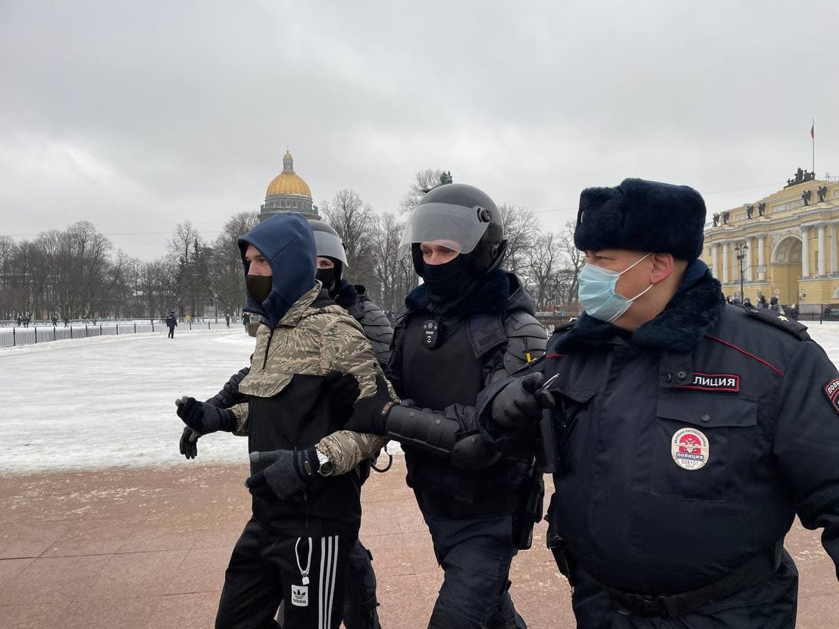 The police have started to detain people in St. Petersburg. 104/ https://t.me/tvrain/37527 