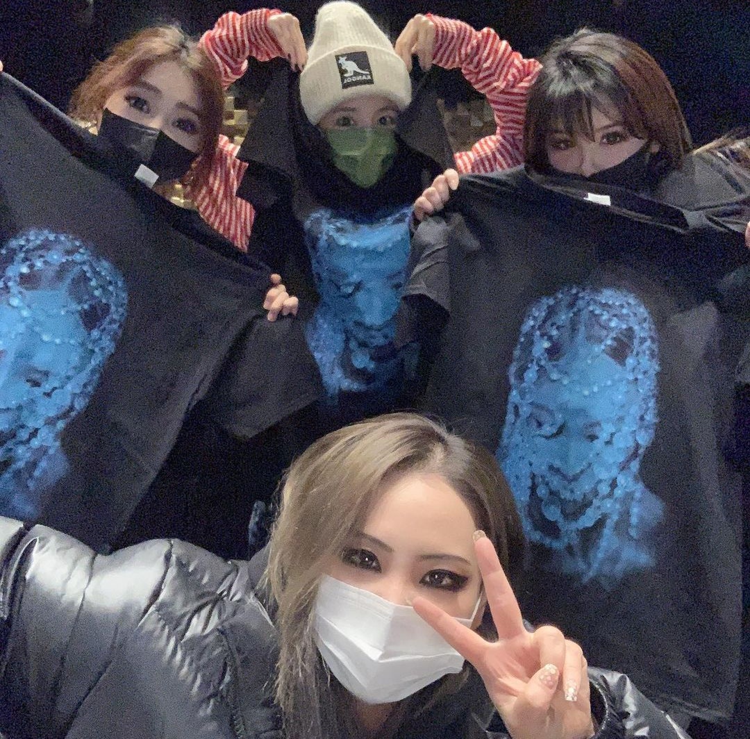 theseoulstory's tweet photo. 📸 #WeLoveFriendship~ 2NE1 reunion ♠️ Legends! https://t.co/3773d8VbVp

@chaelinCL @krungy21 @haroobomkum @mingkki21 https://t.co/u0T6UAj8YQ