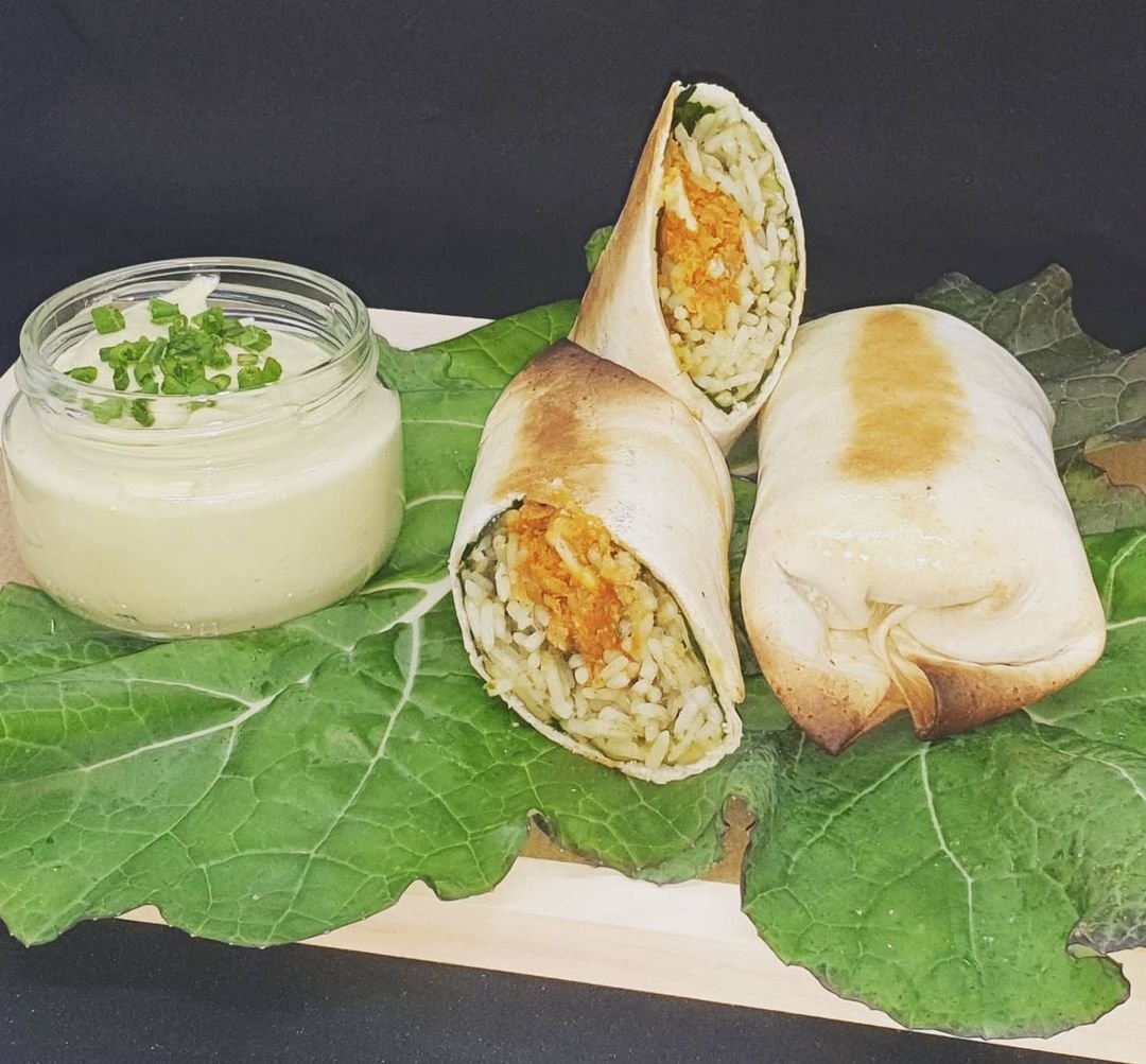 welovegalicia's tweet photo. 🌯 Burrito "Brasilego" (Sólo recogida) by @ts_a_casa
- Grelos 
- "Carne" Mechada con chorizo_calabizo 
- "Queso" ahumado 
- Arroz con Nabicol 
- Mayonesa de aguacate 
#tsacasa4anos #franquicias #vexetariana #talleresycursos #tallervegano #tallervegetariano #chuecagalega🍹🍸 https://t.co/693hvH6g12