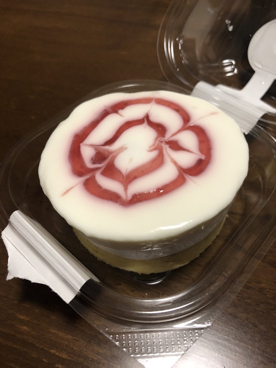 シンキ On Twitter ファミマのいちごのパンケーキ冷蔵庫から取り出して食べようとしたら フィルム剥がしてもクリーム垂れないんだがw ファミマ いちごのパンケーキ