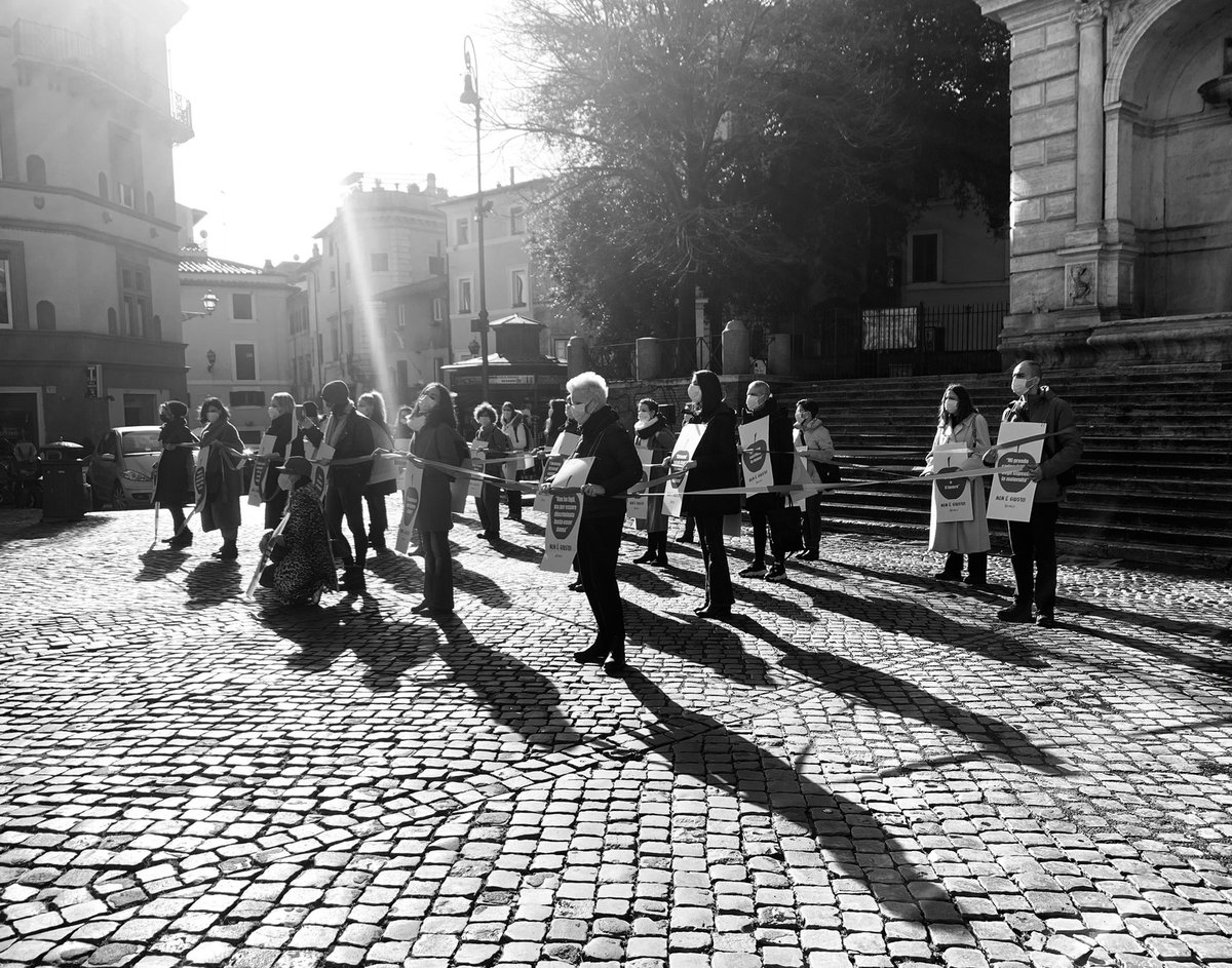 nomfup's tweet photo. A Roma no, che #nonegiusto #halfofit @ilgiustomezzo https://t.co/OPMnnY5e8j