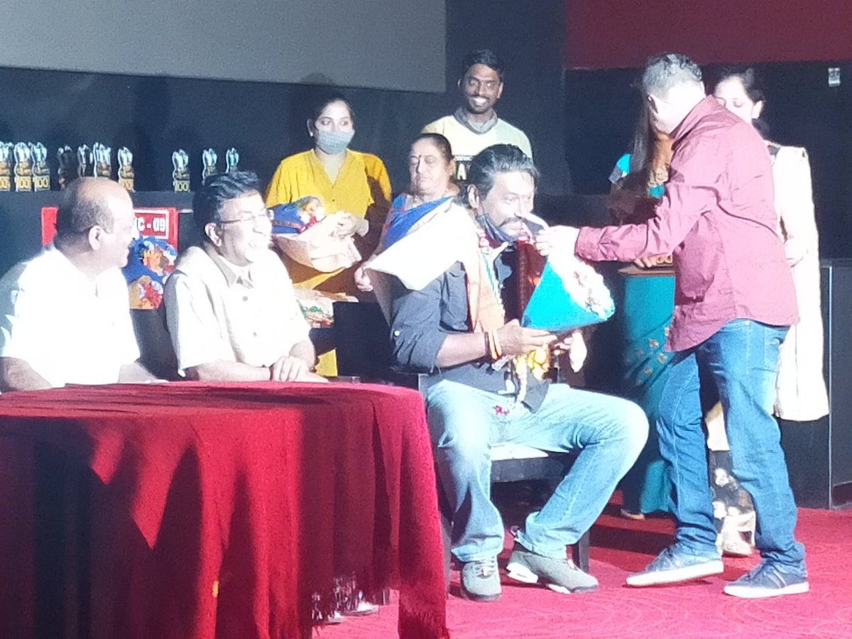 manumogali's tweet photo. 100 days celebration of movie 5 adi 7 angula movie.
Director Guru Prasad sir steal the show with his dialouges. 
#awardnominations https://t.co/Vo0CeYRvIt