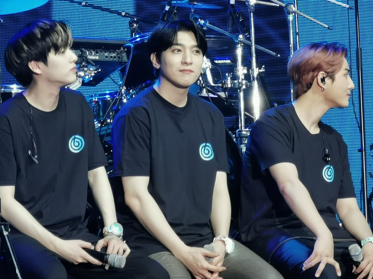 And sitting beside each other during a ment in a Day6 concert