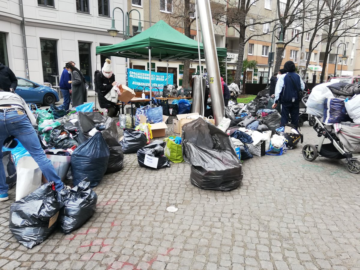 SeebrueckeMD's tweet photo. Ihr seid der Hammer!!! Wir haben schon wieder so viel, dass wir jetzt sagen: Bitte kommt nicht mehr, sondern nächstes Mal!!! :) so gehen wir sicher, dass die Kleidung dort ankommt wo sie auch gebraucht wird!! @AkAntiraMD #kleiderspende #sharingiscaring #solidaritywillwin #md2301 https://t.co/wB8nBStMWr