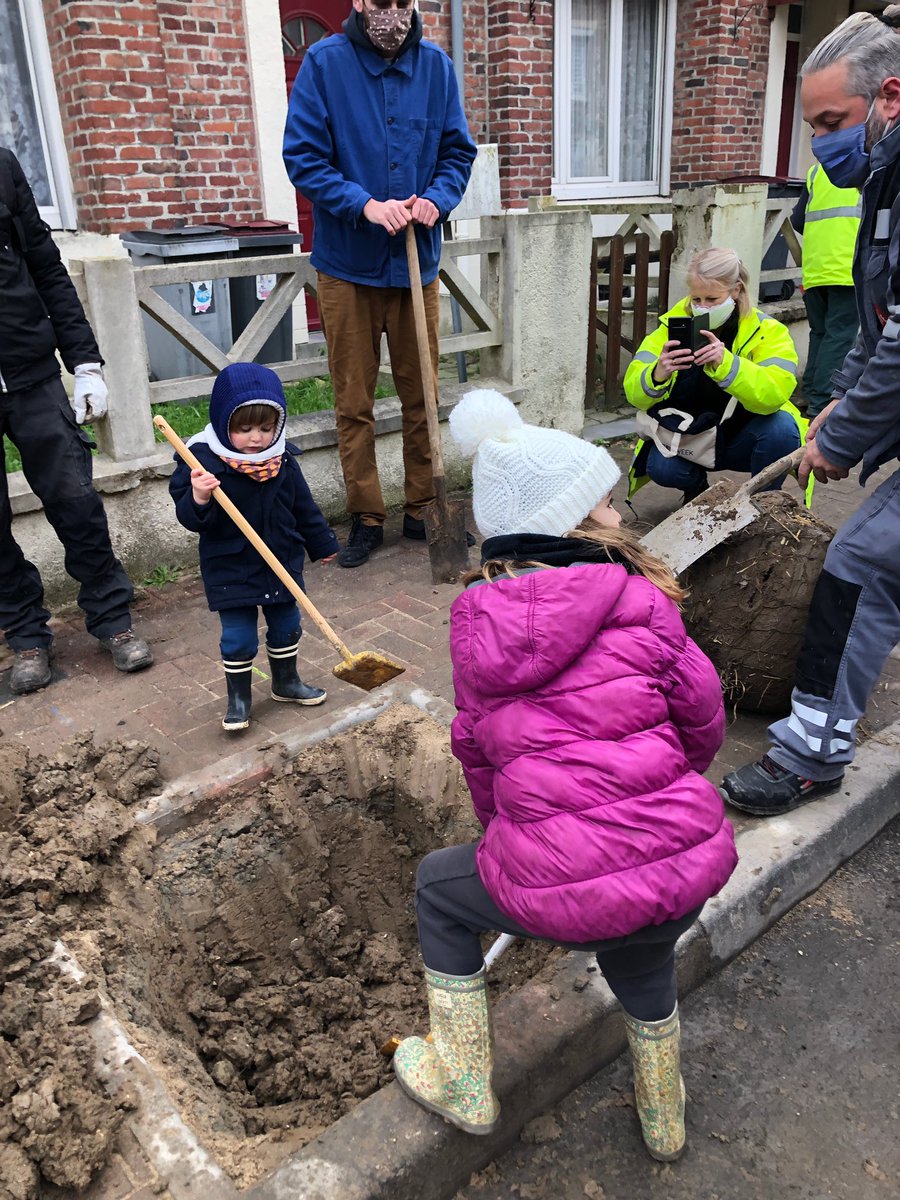 MartineAubry's tweet photo. Belle plantation citoyenne ce matin à #LilleSud avc @Ardeslandes, @standendievel1 et Christelle Libert! Bravo aux familles qui s’engagent ds la métamorphose paysagère de leur quartier. Merci aux agents, assos mobilisés! Grâce à vous, +3500 🌳 grandiront cette année #objectif20000 https://t.co/ljTTMohLGs