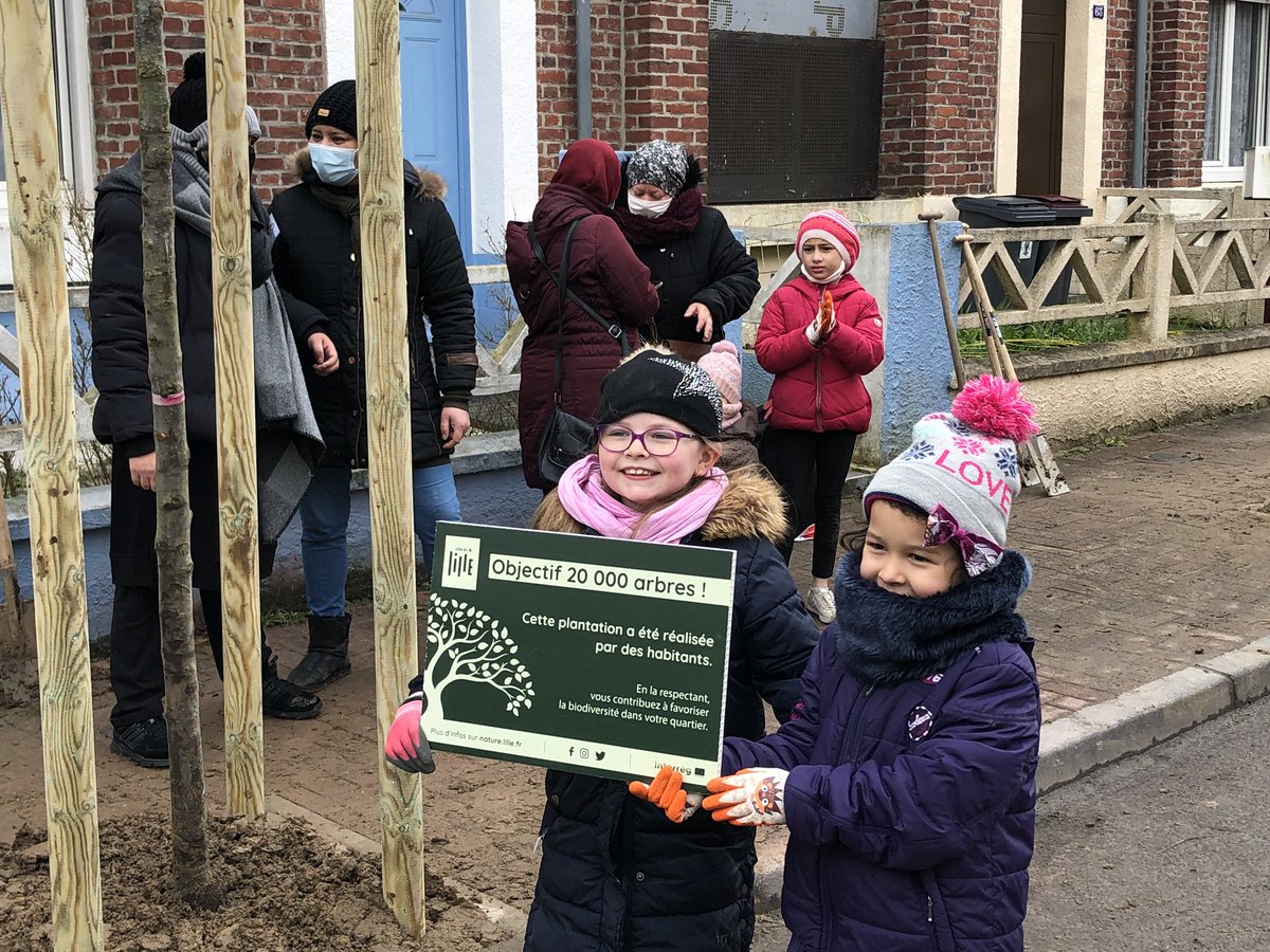 MartineAubry's tweet photo. Belle plantation citoyenne ce matin à #LilleSud avc @Ardeslandes, @standendievel1 et Christelle Libert! Bravo aux familles qui s’engagent ds la métamorphose paysagère de leur quartier. Merci aux agents, assos mobilisés! Grâce à vous, +3500 🌳 grandiront cette année #objectif20000 https://t.co/ljTTMohLGs