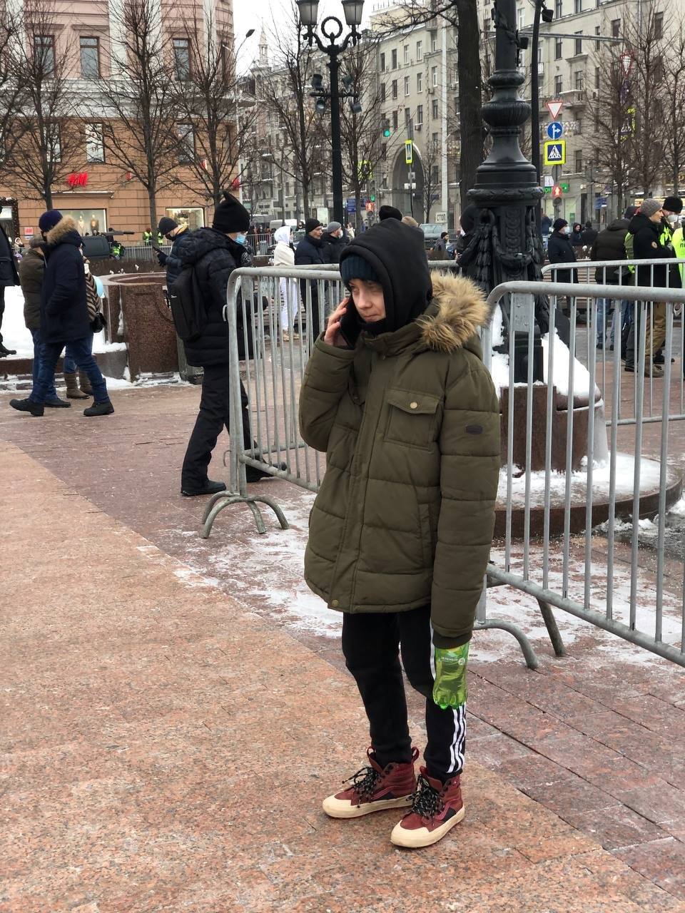 Блогера навального. Еврейка блогера Навальный. Блоггер Навальный фото. Митинг революция. Выбитый глаз фото на улице.