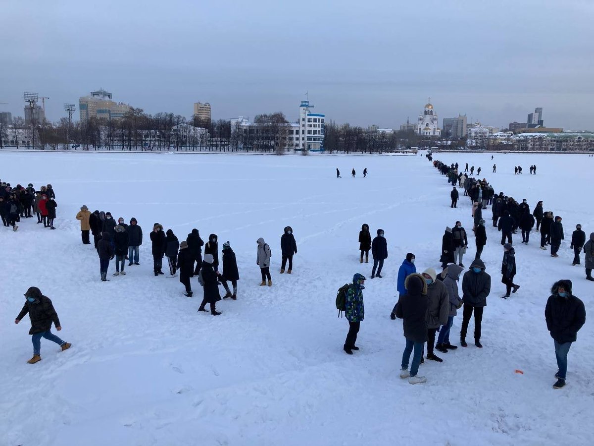 In Ekaterinburg, some of the pr/testers are being pushed back by the p/lice directly onto the ice of the city pond. The others were pushed towards the Drama Theater, the square is gradually being cleared of pr/testors.credit:  http://66.ru&nbsp;