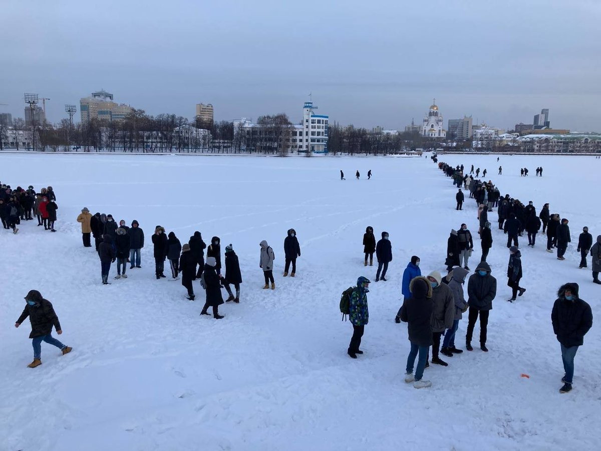 In Ekaterinburg, some of the pr/testers are being pushed back by the p/lice directly onto the ice of the city pond. The others were pushed towards the Drama Theater, the square is gradually being cleared of pr/testors.credit:  http://66.ru 