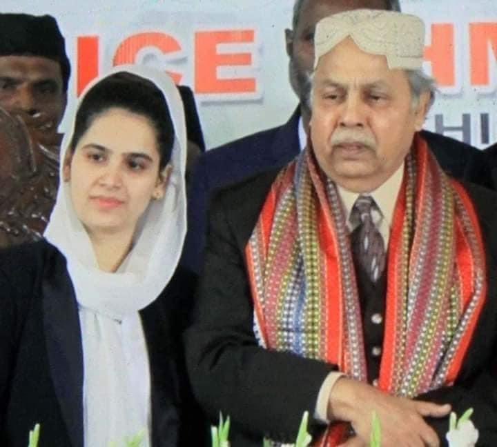 چل کے آئی ھُوں اٹھا کر نہیں لائی گئی میں
کوئی شک ھے تو مِرے پاؤں کے چھالے گِن لو

#عدالت_میں_سیلفی