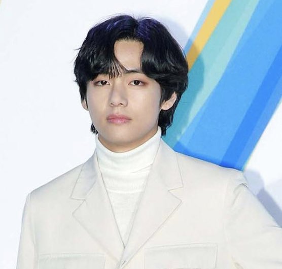 choi_bts2's tweet photo. Taehyung won Best OST 🏆 at APAN music awards with 'Sweet Night' for the drama 'Itaewon Class'! Congratulations 🎉🎊🎈🍾 Kim Taehyung!!!! @BTS_twt 

#SweetNightBestOST
#SweetNight_BestOST상_축하해 https://t.co/9rWGq4D2Vt