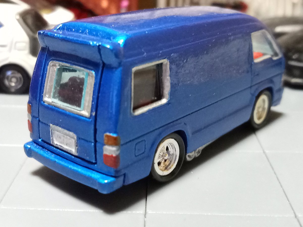 RT @HEROCAR2: #トミカ改造 #トヨタハイエース 70'バニング仕様にした