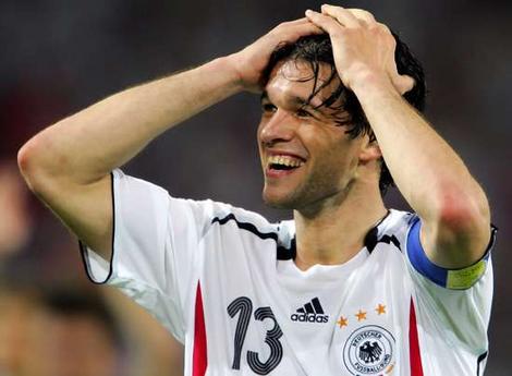 Michael Ballack. Milieu relayeur d’exception. Racé, élégant, puissant, colérique, frappade de mutant, capitaine de la toute puissante Mannschaft. Levrkusen, Bayern, Chelsea.