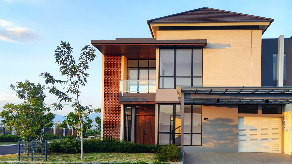 Cluster Emily, hunian premium dua lantai dengan desain modern tropis, berada pada pengembangan hunian seluas 6 hektare.

Tersedia fasilitas cluster lengkap untuk segala aktivitas seperti one gate system (keamanan 24 jam), clubhouse (kolam renang, children playground).