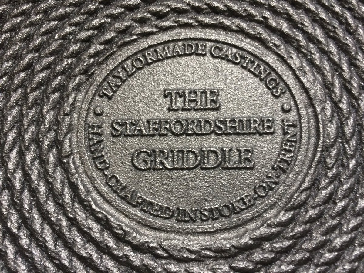 MFitzoliver's tweet photo. The #StaffordshireGriddle #heirloom in the making🥰#handcrafted in #StokeOnTrent #heritage #backstamp #turnoverersclub https://t.co/7Hzi42S341
