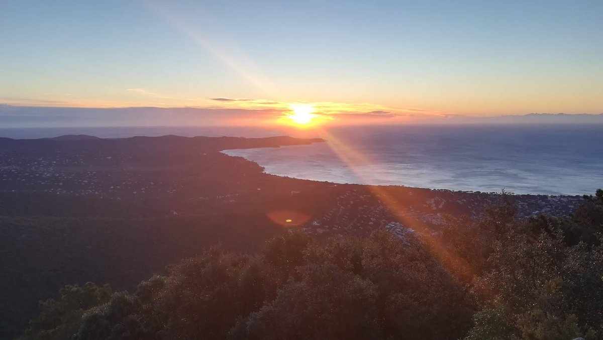 ARoy83's tweet photo. @CavalaireOT @GolfeStTropez @iloveCotedAzur @ilgsttropez @VisitCotedazur @Cavalaire_83240 @otfofficiel_ @TourismeFrance2 @exclusiv_france @FR_FranceFR J'aime bien celle-ci, depuis le sommet de Montjean 😃 https://t.co/hnzQ7NgCe6