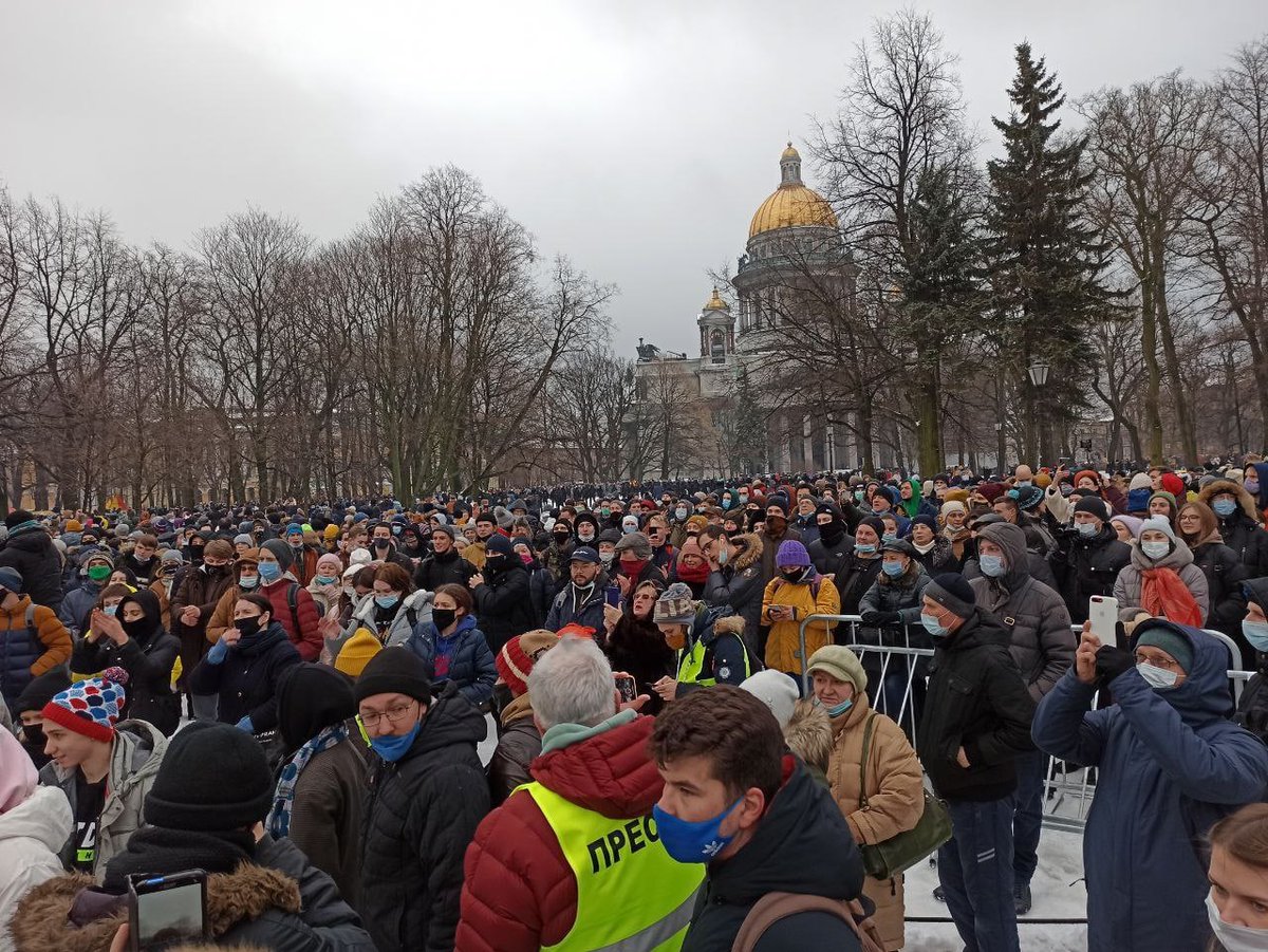 In St. Petersburg, more than two thousand people went to the pr/test. - "Paper".Pr/testors are walking from St. Isaacs Cathedral to the Bronze Horseman, and are demolishing barriers set up by the p/lice.//journalists report more than 50 d/tainees.