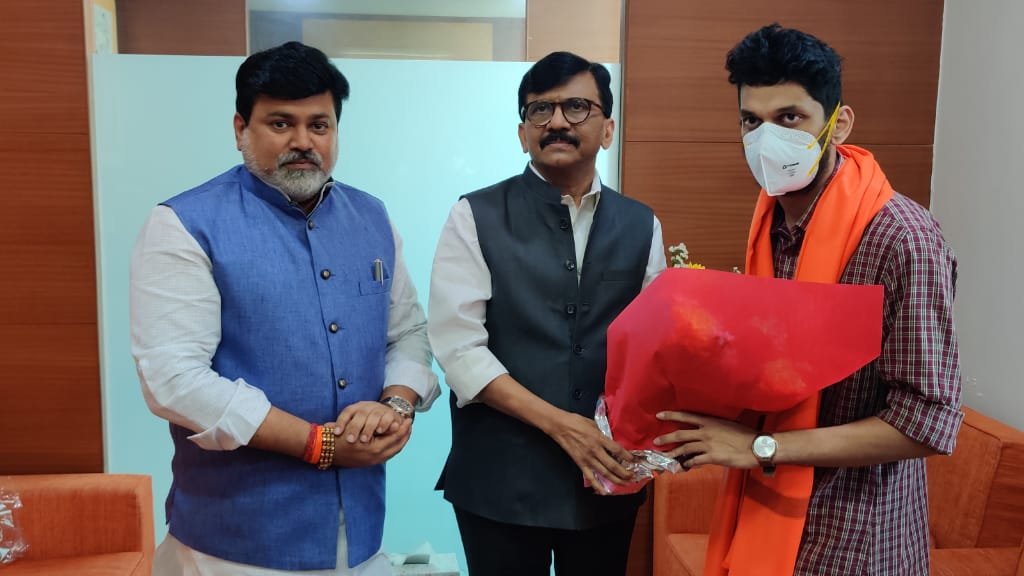 samant_uday's tweet photo. राष्ट्रीय सेवा योजना विद्यापीठ व महाविद्यालयातून सुव्यवस्थितपणे राबविण्याच्या दृष्टीने शासनास सल्ला देण्यासाठी राज्य सल्लागार समितीच्या सदस्यपदी निवड झाल्याबद्दल @prabhu_ankit यांचे खासदार @rautsanjay61 साहेबांनी अभिनंदन केले. यावेळी त्यांना पुढील वाटचालीस शुभेच्छा दिल्या! https://t.co/G5z9TTHwEL