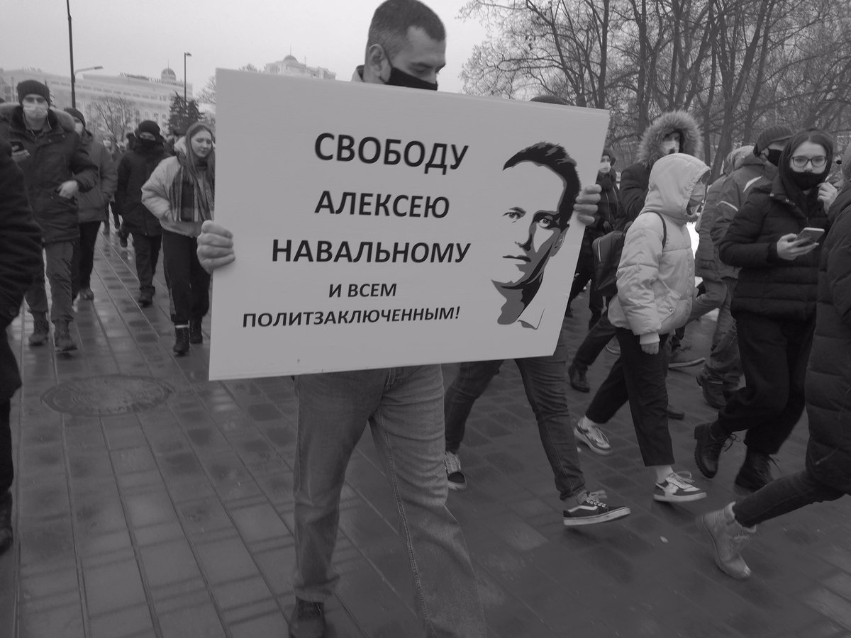 Свеча памяти алексею навальному. Плакат в поддержку Навального. Свободу Навальному плакат. Плакаты на митинге Навального. Плакат в поддержку политзаключенных.