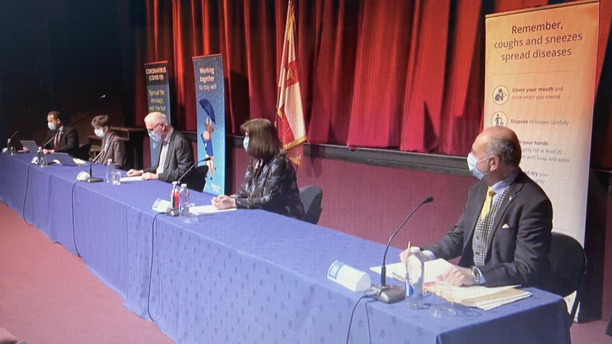  Guernsey emergency press conference. A thread with highlights as we go.Chief Minister:•Lockdown with IMMEDIATE effect•Only go out for shopping, medical care, exercise•Keep your vaccination appointment if you feel well•Only essential/key workers go to work
