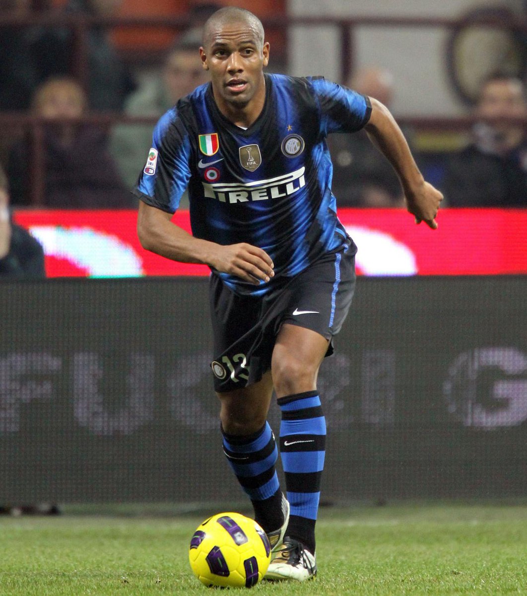 Douglas Maicon. Latéral droit contre-attaquant d’exception, qui était titulaire indiscutable de la grande équipe de l’Inter 2006-2010 (4x championne d’Italie, vainqueur LDC 2010) et du Brésil qui gagna deux Copa America. Il était devant Dani Alves. C’est dire le bonhomme.
