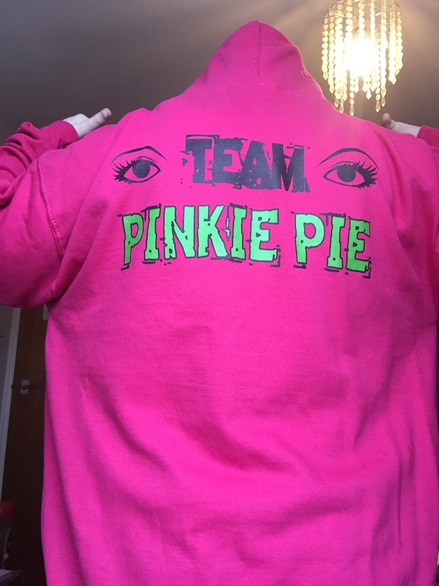Georgiatodd22's tweet photo. @AliciaHTD here is some selfies that I took with your #MrsHTD Hoodie that I got!!! @huntingthedead 💖❤️
#HTDfan #HTDforlife #Sweetnighmares #Youtuber #merch #pinkypie #pink https://t.co/M5jeTgbZJw