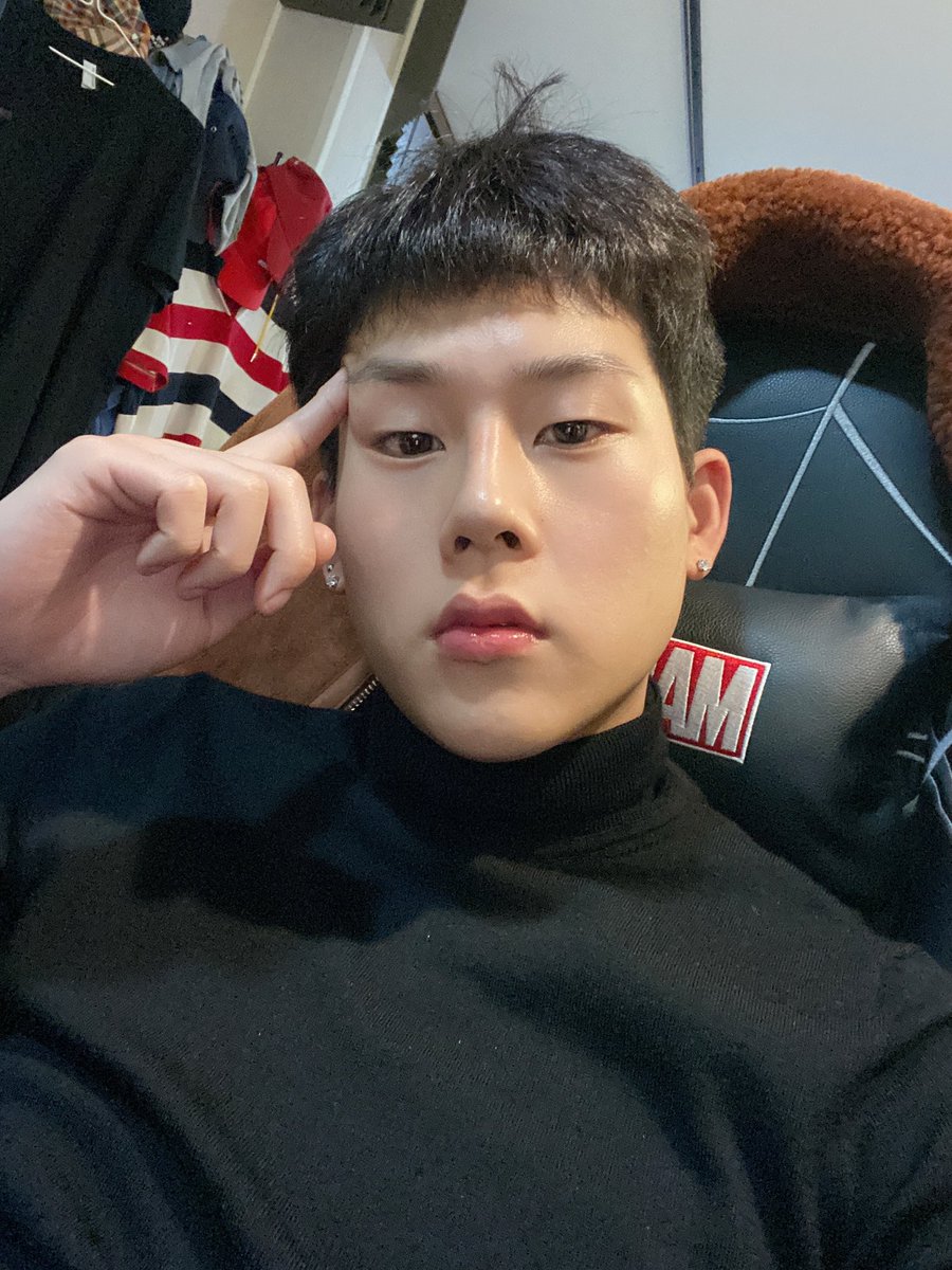 머리를 잘라보았어 ㅎㅎ 
몰라 걍 몬베베 보고싶어.. 🖤 #주헌