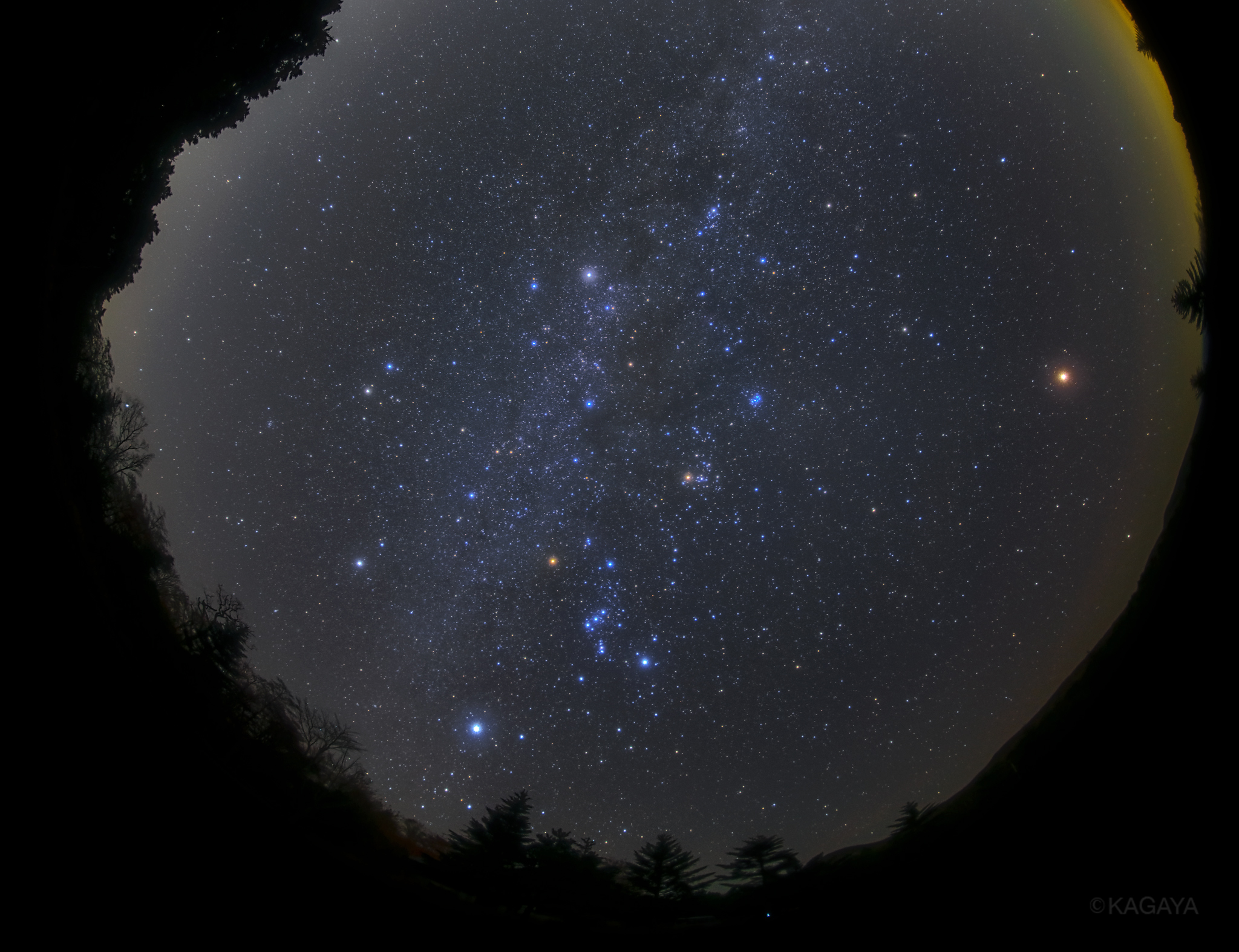 Kagaya 満天の星 正面にオリオン座 オリオンの左下の明るい星がシリウス 斜めに空を横切る光の帯が天の川 写真右の赤い星は火星です 冬の星座たちはにぎやかですね 先日撮影 今日もお疲れさまでした T Co Dwgk8icwkt Twitter