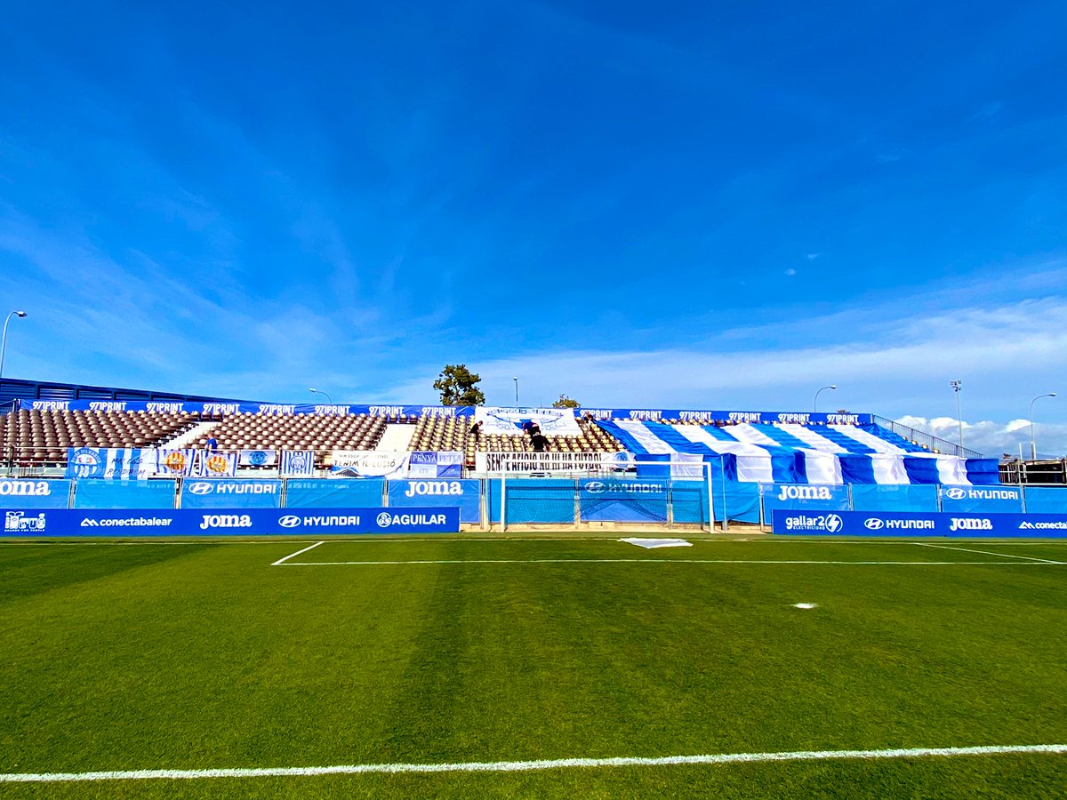 KomunaBalearika's tweet photo. Komuna present al ESTADI BALEAR, tocaba decorar la grada Xavi Delgado! No estarem dedins animant! Pero Hi será es nostre esperit! #tocaguanyar #vamosatletic Bona feina de sa @fpatb i gracis al @atleticbalears per sa part que li toca! 💪🏽💙 https://t.co/9HkoUNr3Ya