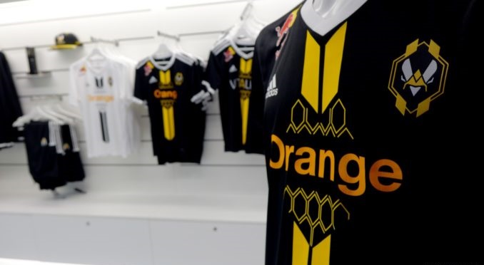 FabienBacquet's tweet image. GIVEAWAY TIME! 🎁

Because everyone is hyped by the 2021 season (and because I've so many old @TeamVitality jerseys), I want to offer one of my 2019/2020 jersey. 

You know the drill:

Follow @FabienBacquet
RT/Like this post

Draw on February 6th ✌