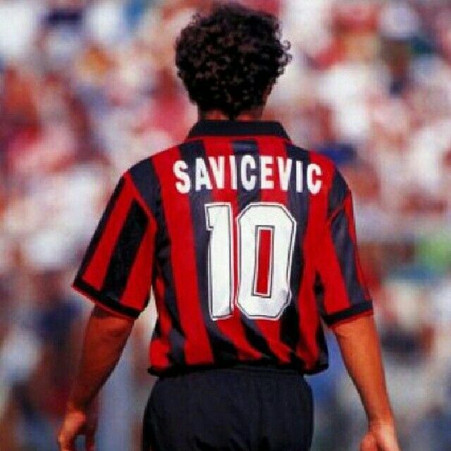 Savicevic c’est ma toute petite enfance, c’est le grand Milan de Capello. C’est la tradition yougoslave, des dribbles magnifiques et un but d’anthologie en finale de LDC 1994 face au Barça de Stoijkov, Koeman, Guardiola. Vainqueur de LDC 1991 et 2e au ballon d’or avec ERBelgrade