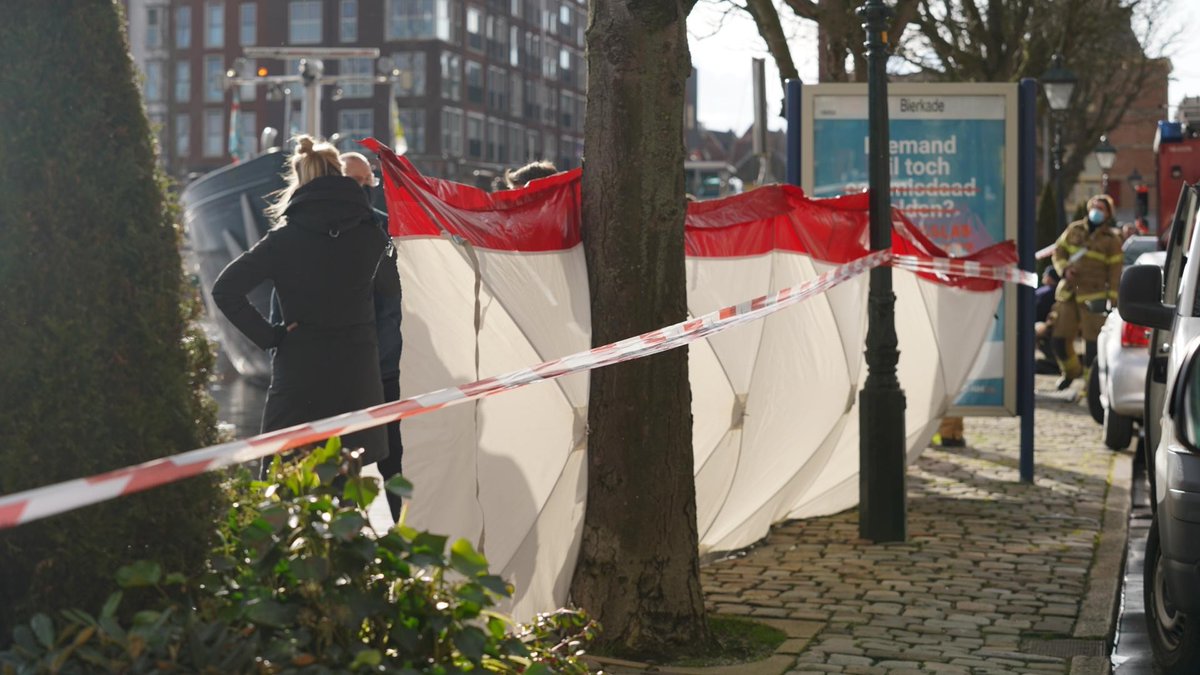 Bierkade in Alkmaar door hulpdiensten afgezet na verdachte vondst in het water..